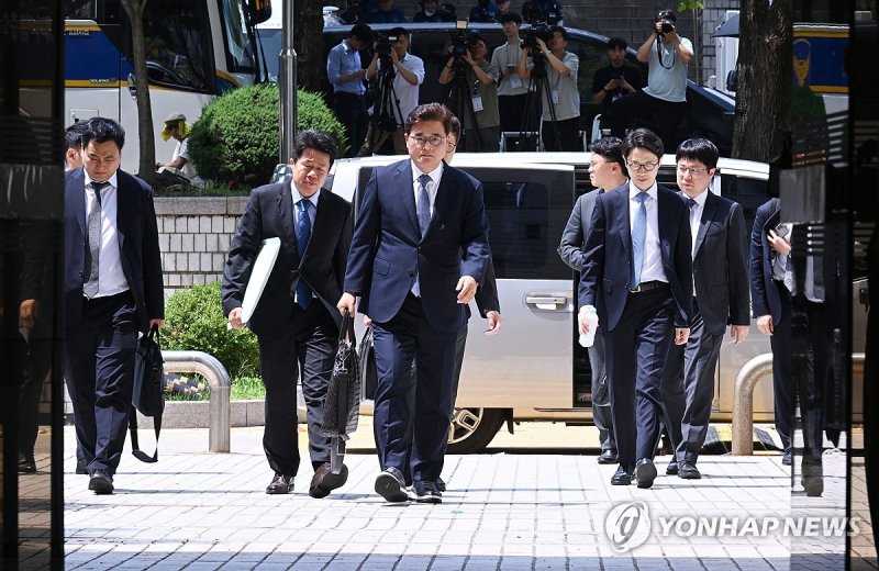 영장실질심사 출석하는 박억수 특검보 (출처=연합뉴스)