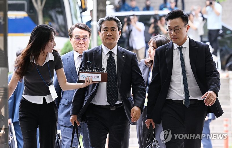 영장실질심사 출석하는 윤석열 전 대통령 변호인단 (출처=연합뉴스)