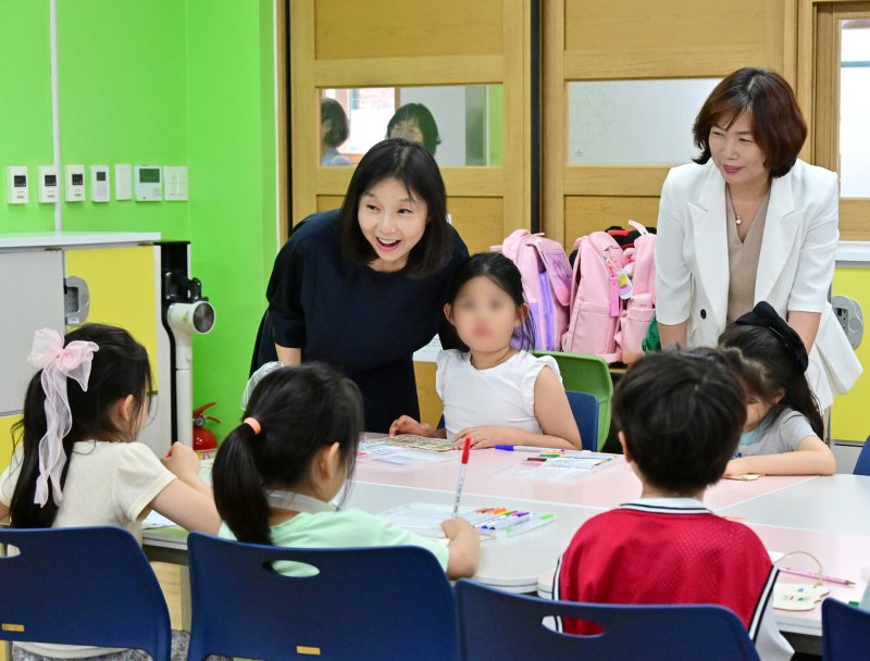 [서울=뉴시스] 이문초등학교 늘봄학교 운영 교실 둘러보는 최호정 의장. 2025.07.09 (사진 제공=퍼스트카지노) photo@newsis.com *재판매 및 DB 금지