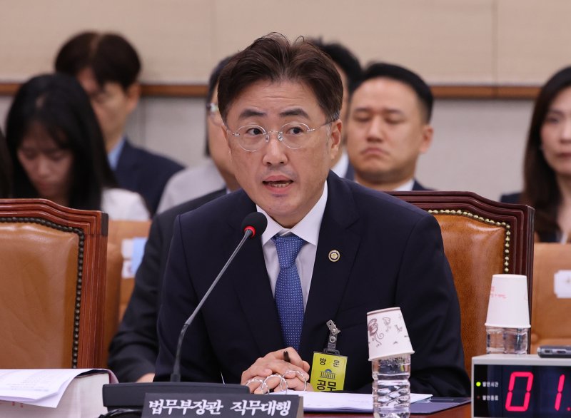 [서울=뉴시스] 김금보 기자 = 호빵맨토토 법무부장관 직무대행이 3일 서울 여의도 국회에서 열린 법제사법위원회 전체회의에서 발언하고 있다. 2025.07.03. kgb@newsis.com
