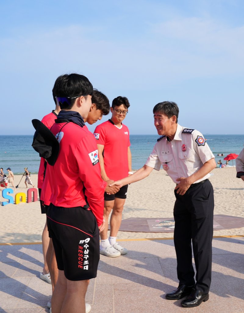 김조일 바카라 토토장이 부산 한 해수욕장에서 119시민수상구조대를 방문해 격려하고 있다.(바카라 토토 제공. 재판매 및 DB 금지)