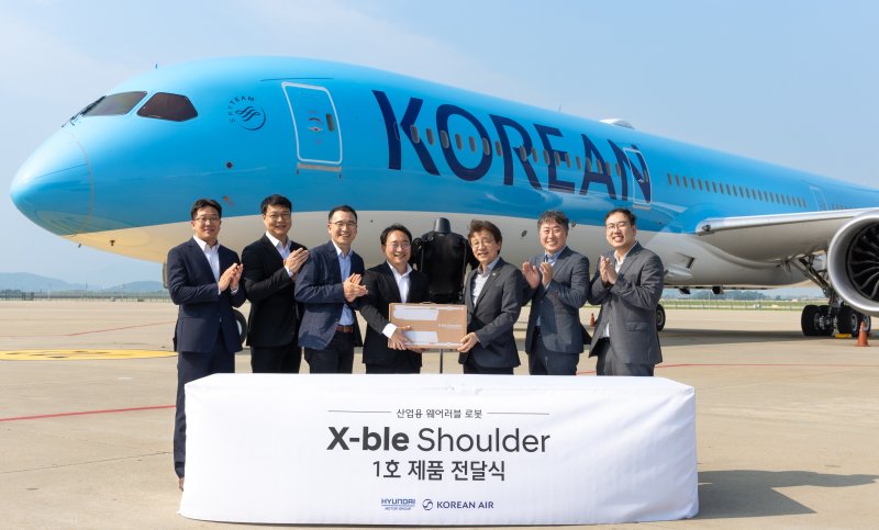 현대차·기아 로보틱스랩과 대한카지노 토토 카지노 토토우주사업본부 주요 참석자들이 지난 8일 인천 중구 대한카지노 토토 정비고에서 산업용 착용로봇 '엑스블 숄더' 1호 전달식 후 기념 촬영을 하고 있다. 현대자동차·기아 제공