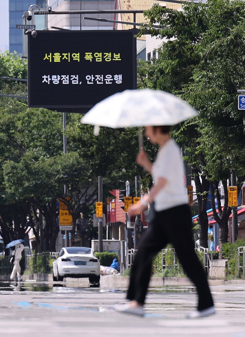 9일 서울 시내 도로 전광판에 '서울지역 폭염경보' 문구가 표출되고 있다. 이날 서울시에 따르면 지난 5월 15일부터 이달 7일까지 병원 응급실에 실려 온열질환자는 총 85명에 이른다. 지난해 같은 기간(27명) 대비 3.15배 늘었다. 서울시는 온열질환 응급실 감시체계를 가동하고 야외 작업·신체활동 자제를 당부했다. 뉴스1