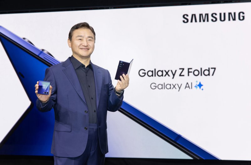 갤Z 신작 소개하는 노태문 사장 삼성전자 DX부문장 직무대행 노태문 사장이 9일(현지시간) 미국 뉴욕 브루클린 듀갈 그린하우스에서 열린 '갤럭시 언팩 2025' 행사에서 초슬림 대화면 폴더블폰 '갤럭시 Z 폴드7'과 '갤럭시 Z 플립7'을 공개하고 있다. 삼성전자 제공