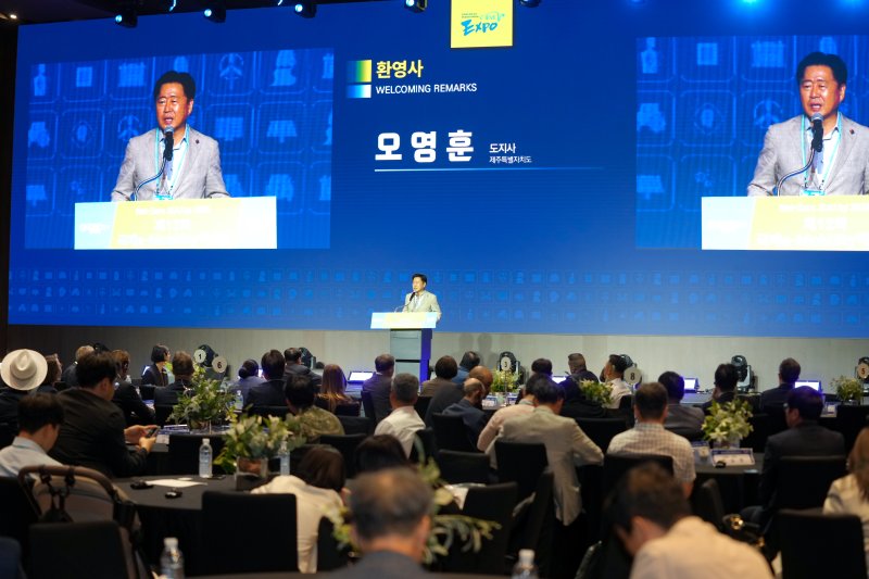 [제주=뉴시스] 오영훈 제주지사가 9일 오후 제주 신화월드에서 개최된 '제12회 국제 e-모빌리티엑스포(IEVE 2025)'에서 환영사를 하고 있다. (사진=제주도 제공) 2025.07.09. woo1223@newsis.com *재판매 및 DB 금지