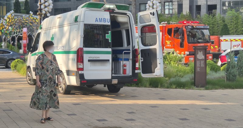 인천 서구 백석동의 한 대단지 아파트에서 염소계 화학물질이 누출돼 육아돌보미 정 모 씨(71)가 마스크를 쓴 채 귀가하고 있다./ 뉴스1 이시명기자