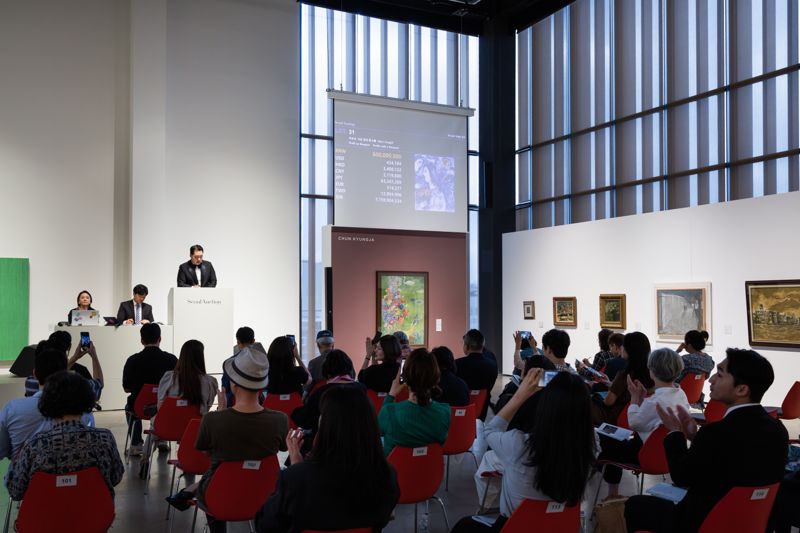 "그림 안 사요"..MZ세대 데이트 장소로 변한 미술시장