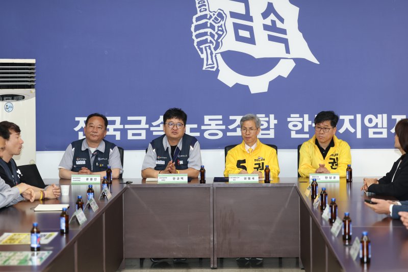 권영국 민주노동당 대통령 후보가 19일 오전 인천 부평구 한국지엠(GM) 부평공장에서 전국금속노동조합 한국지엠지부와 정책협약을 체결하고 있다. (민주노동당 제공, 재판매 및 DB 금지) 2025.5.19/뉴스1
