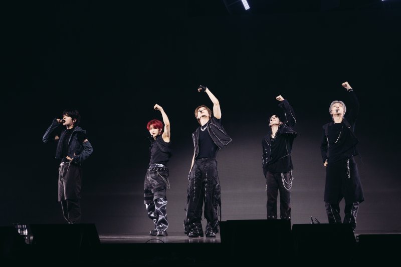 [서울=뉴시스] 그룹 '나우즈'(NOWZ)가 9일 오후 서울 광진구에서 열린 첫 번째 미니앨범 '이그니션'(IGNITION) 발매 기념 쇼케이스에서 타이틀곡 '에버글로우' 무대를 공개했다. (사진=큐브엔터테인먼트 제공) 2025.07.09 photo@newsis.com *재판매 및 DB 금지