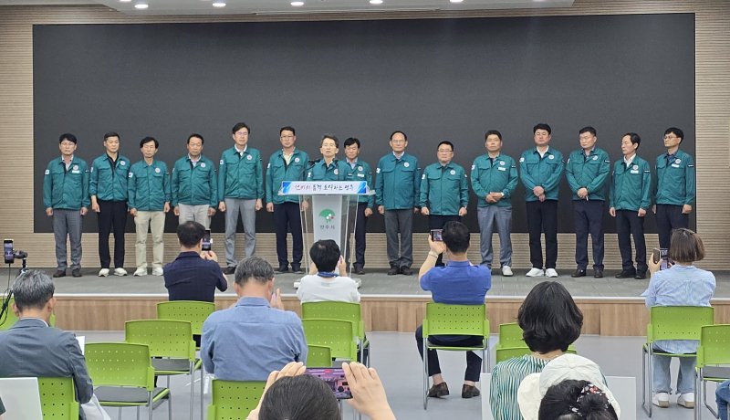 [영주=뉴시스] 유정근 영주시장 권한대행(부시장)과 임종득 의원 등이 '납공장 설립 승인 불허' 방침을 밝히고 있다. (사진=영주시 제공) 2025.07.09. photo@newsis.com *재판매 및 DB 금지