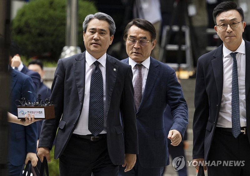 영장실질심사 출석하는 윤석열 전 대통령 변호인단 (출처=연합뉴스)