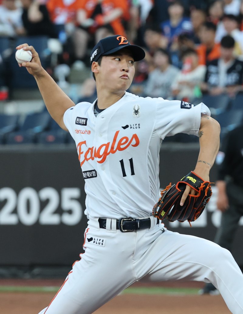 9일 오후 대전 한화생명 볼파크에서 열린 프로야구 '2025 신한 SOL뱅크 KBO 리그' 기아 타이거즈와 한화 이글스 경기에서 한화 선발투수 엄상백이 역투하고 있다. 2025.7.9/뉴스1 ⓒ News1 김기태 기자