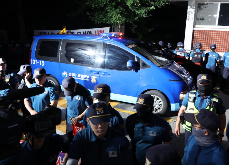 [서울=뉴시스] 배훈식 기자 = 윤석열 전 대통령을 태운 법무부 호송차량이 9일 오후 경기 의왕시 서울구치소로 들어가고 있다. 윤 전 대통령은 이날 서울중앙지방법원에서 열린 직권남용 등 혐의 영장실질심사(구속 전 피의자 심문)를 마친 뒤 영장 발부 여부를 기다리기 위해 서울구치소로 이동했다. 2025.07.09. dahora83@newsis.com