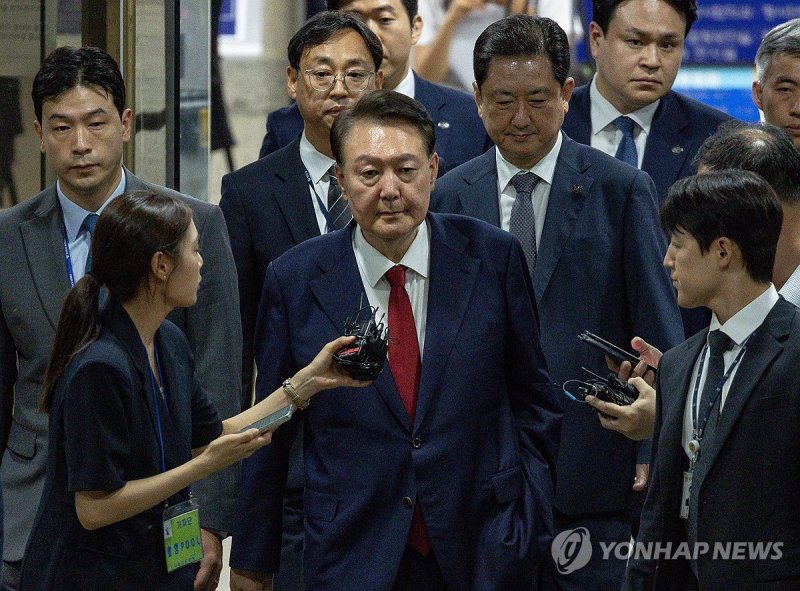 구속심사 마친 윤석열, 주머니 손 넣고 모습 드러내 [포착]