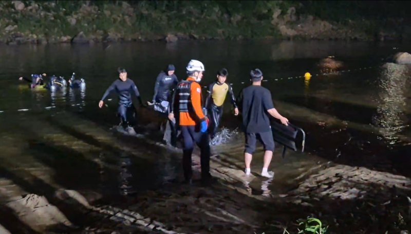 9일 오후 6시19분께 충남 금산 제원면 천내리 금강 상류에서 물놀이를 하던 20대 4명이 실종된 뒤 모두 심정지 상태로 발견됐다.(충남소방본부 제공) /뉴스1