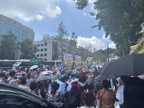 윤석열 전 대통령 영장실질심사가 열리는 서울중앙지방법원 인근에 모인 지지자들 (출처=연합뉴스)