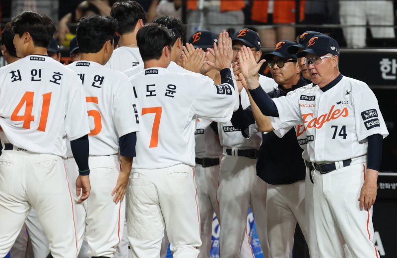 9일 오후 대전 한화생명 볼파크에서 열린 프로야구 '2025 신한 SOL뱅크 KBO 리그' 기아 타이거즈와 한화 이글스 경기에서 승리한 한화 김경문 감독이 선수들과 하이파이브를 하고 있다. 2025.7.9/뉴스1 ⓒ News1 김기태 기자