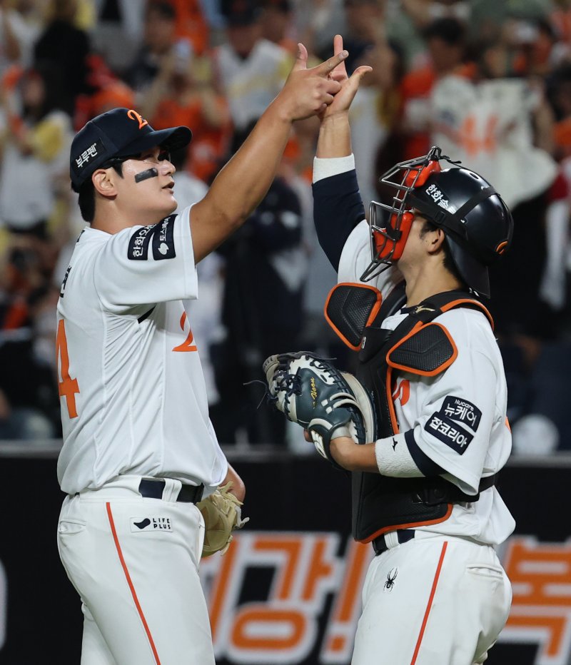 9일 오후 대전 한화생명 볼파크에서 열린 프로야구 '2025 신한 SOL뱅크 KBO 리그' 기아 타이거즈와 한화 이글스 경기에서 승리한 한화 투수 김서현과 포수 최재훈이 기뻐하고 있다. 2025.7.9/뉴스1 ⓒ News1 김기태 기자