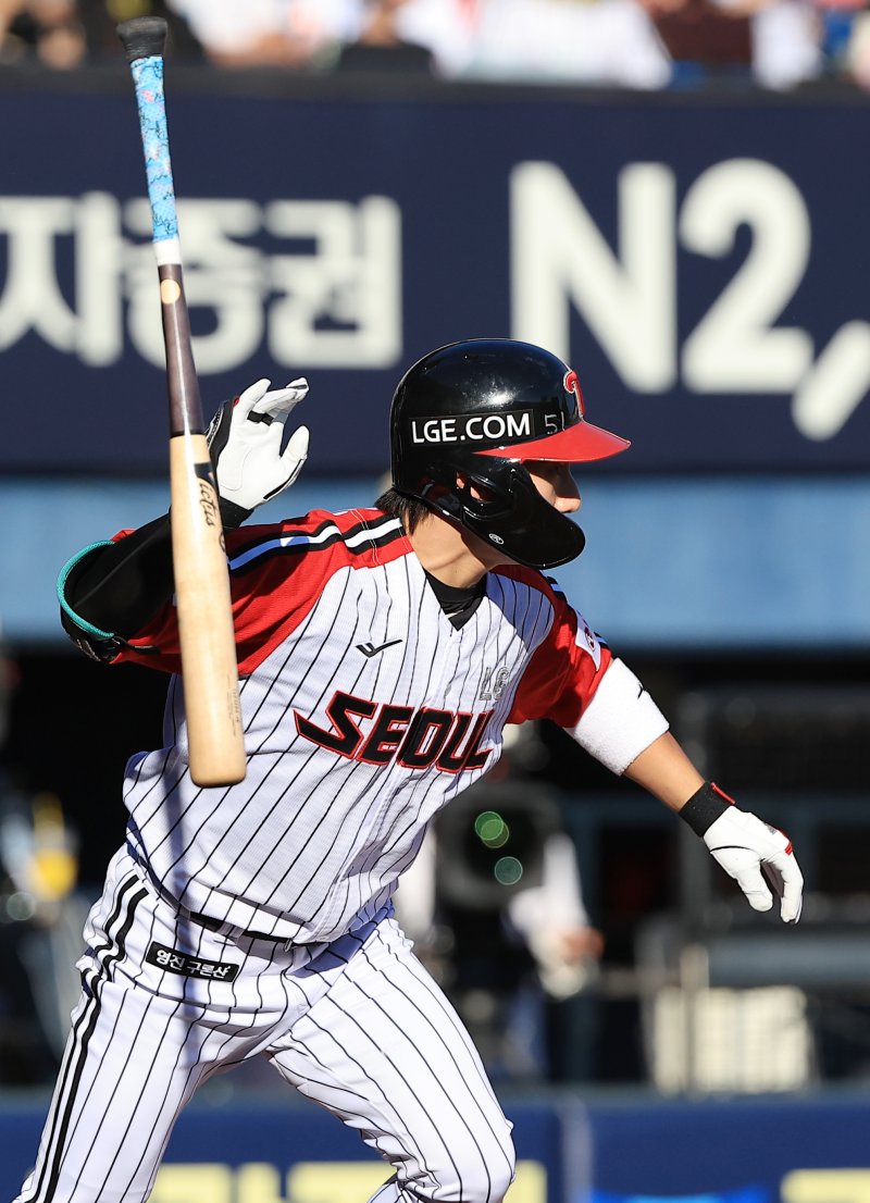 29일 오후 서울 송파구 잠실야구장에서 열린 프로야구 '2025 신한 SOL뱅크 KBO 리그' KIA 타이거즈와 LG 트윈스의 경기 3회말 1사 주자2루 상황 LG 신민재가 1타점 안타를 날리고 있다. 2025.6.29/뉴스1 ⓒ News1 박정호 기자