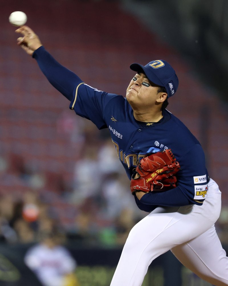 19일 오후 서울 송파구 잠실야구장에서 열린 프로야구 '2025 신한 SOL뱅크 KBO 리그' LG 트윈스와 NC 다이노스의 경기에서 7회말 LG 공격 NC 선발 신민혁이 무실점 호투를 하고 있다. 2025.6.19/뉴스1 ⓒ News1 김명섭 기자