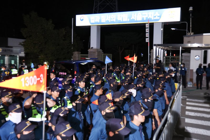 尹 호송차 구치소 도착하자 "윤석열" 연호…오후 내내 맞불집회(종합2보)