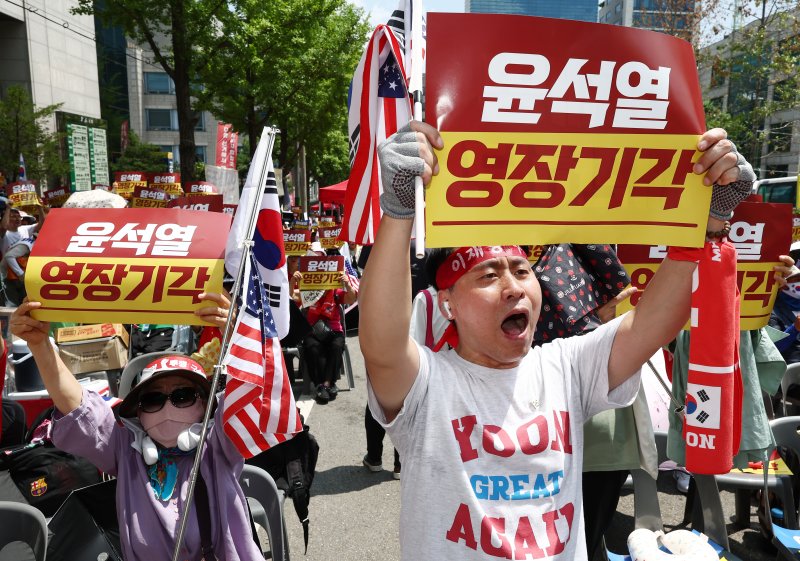 尹 호송차 구치소 도착하자 "윤석열" 연호…오후 내내 맞불집회(종합2보)