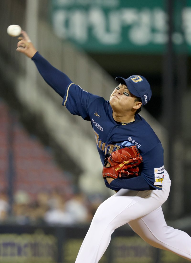 [서울=뉴시스] 김진아 기자 = 19일 오후 서울 송파구 잠실야구장에서 열린 2025 KBO리그 NC 다이노스와 LG 트윈스의 경기, 7회말 NC 신민혁이 역투하고 있다. 2025.06.19. bluesoda@newsis.com