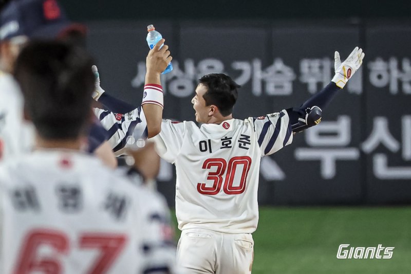 롯데 자이언츠 이호준이 9일 부산 사직구장에서 열린 2025 KBO리그 두산 베어스와 홈 경기에서 연장 11회말 끝내기 안타를 터뜨려 5-4 승리를 이끌었다. (롯데 자이언츠 제공)
