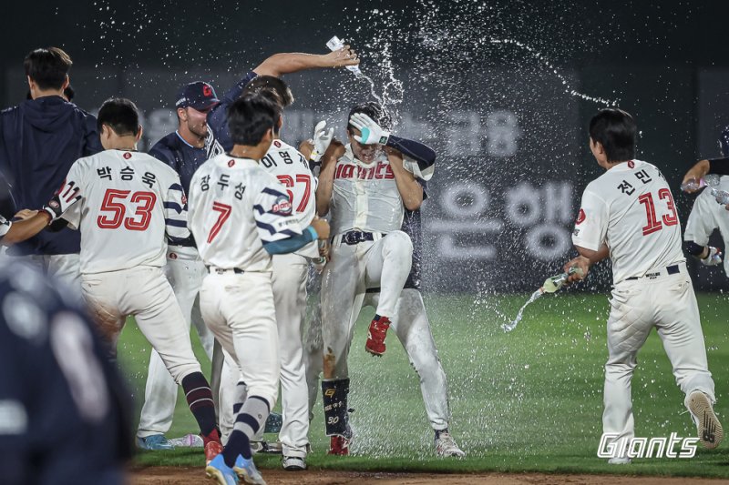 롯데 자이언츠 이호준이 9일 부산 사직구장에서 열린 2025 KBO리그 두산 베어스와 홈 경기에서 연장 11회말 끝내기 안타를 터뜨린 뒤 동료들의 축하를 받고 있다. (롯데 자이언츠 제공)