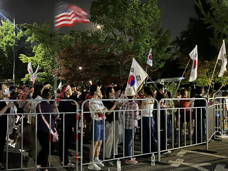 尹지지자들 망연자실 "나라 완전히 망해"