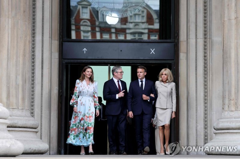스타머 부부와 마크롱 부부가 영국박물관을 나서고 있다 (출처=연합뉴스)