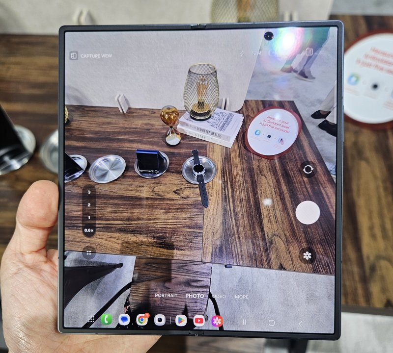 [뉴욕=뉴시스] 박은비 기자 = 삼성전자가 새롭게 선보인 갤럭시 Z 폴드7 카메라로 촬영하는 모습. 2025.07.09. silverline@newsis.com *재판매 및 DB 금지