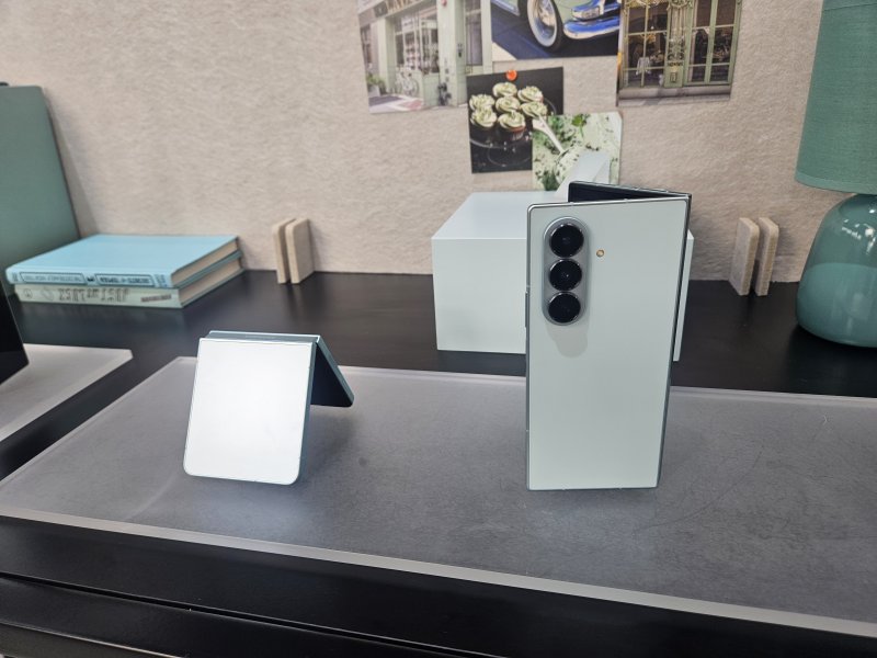 [뉴욕=뉴시스] 박은비 기자 = (사진 왼쪽부터) 갤럭시 Z 플립7, 폴드7 민트 색상. 2025.07.09. silverline@newsis.com *재판매 및 DB 금지