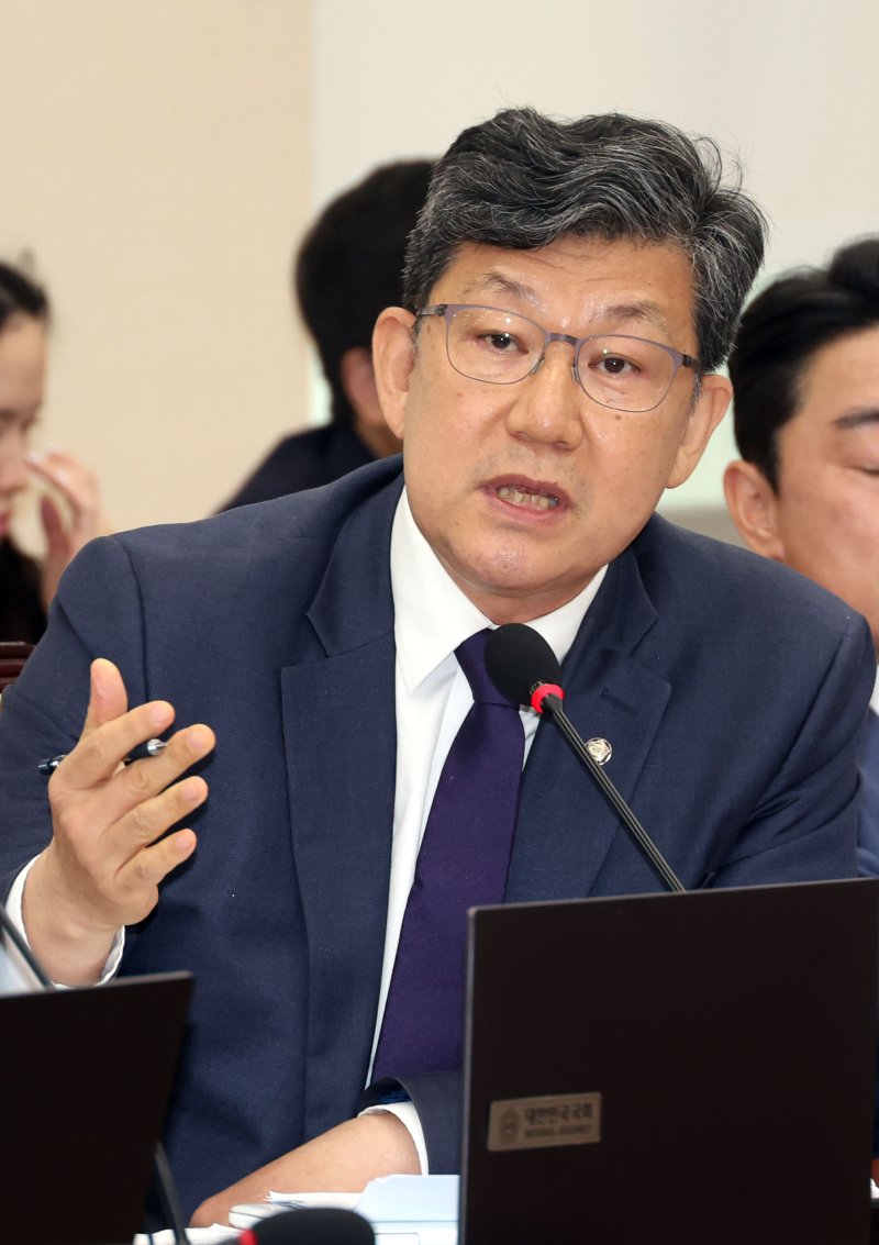 [서울=뉴시스] 조성봉 기자 = 김남근 더불어민주당 의원이 21일 오후 서울 여의도 국회 정무위원회에서 열린 공정거래위원회, 한국소비자원 등에 대한 국정감사에서 질의를 하고 있다. 2024.10.21. suncho21@newsis.com