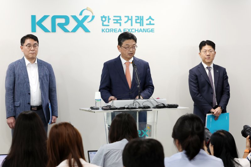 [서울=뉴시스] 조성우 기자 = 이윤수 금융위원회 증권선물위원회 상임위원이 9일 오전 서울 여의도 한국거래소에서 자본시장 불공정거래 근절 실천방안 합동 브리핑을 하고 있다. 왼쪽부터 이승우 금융감독원 부원장, 이윤수 상임위원, 김홍식 시장감시위원장. 2025.07.09. xconfind@newsis.com