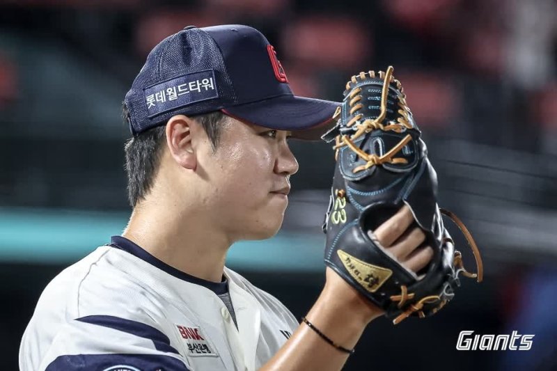 임무를 마치고 미소를 보이는 롯데 심재민 (출처=연합뉴스)