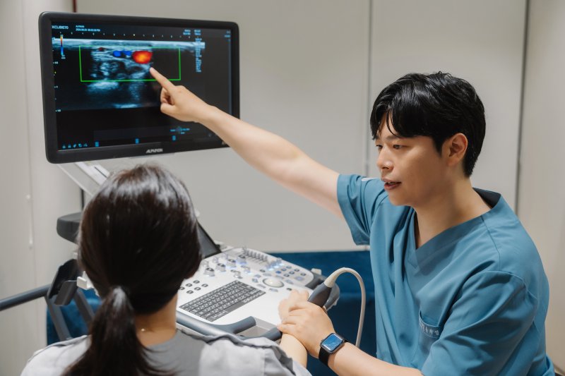 [서울=뉴시스] 홍지성 연세센트럴재활의학과의원 원장(재활의학과 전문의)이 카지노사이트 바카라사이트 엘보우 환자에게 상태와 치료법을 설명하고 있다. (사진= 연세센트럴재활의학과의원 제공) 2025.07.10. photo@newsis.com.