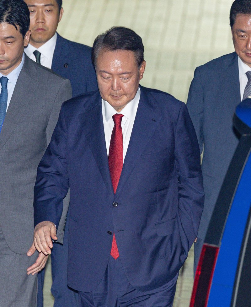 [서울=뉴시스] 사진공동취재단 = 윤석열 전 대통령이 9일 서울 서초구 서울중앙지법에서 열린 직권남용 등 혐의 영장실질심사(구속 전 피의자 심문)를 마친 뒤 대기 장소인 서울구치소로 이동하기 위해 법원을 나서고 있다. 12·3 비상계엄 사태의 '정점'으로 조은석 특별검사가 이끄는 내란 특검팀에 구속영장이 청구된 윤 전 대통령은 지난 1월 18일 내란우두머리 등 혐의 영장실질심사를 받은 지 172일 만에 재구속 기로에 서게 됐다. 2025.07.09. photo@newsis.com