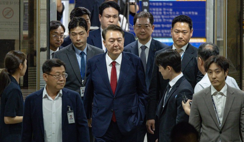 [서울=뉴시스] 사진공동취재단 = 윤석열 전 대통령이 9일 서울 서초구 서울중앙지법에서 열린 직권남용 등 혐의 영장실질심사(구속 전 피의자 심문)를 마친 뒤 대기 장소인 서울구치소로 이동하기 위해 법원을 나서고 있다. 12·3 비상계엄 사태의 '정점'으로 조은석 특별검사가 이끄는 내란 특검팀에 구속영장이 청구된 윤 전 대통령은 지난 1월 18일 내란우두머리 등 혐의 영장실질심사를 받은 지 172일 만에 재구속 기로에 서게 됐다. 2025.07.09. photo@newsis.com