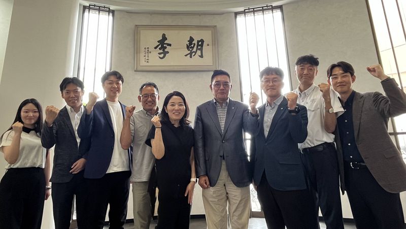 지난 9일 도쿄에서 열린 JFEX에 참관한 농협경제지주 출장단이 기념촬영을 하고 있다. 농협경제지주