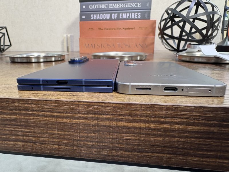 갤럭시Z폴드7(왼쪽)을 접은 상태와 갤럭시S25 비교. 2025.07.09./뉴스1 ⓒNews1 김정현 기자