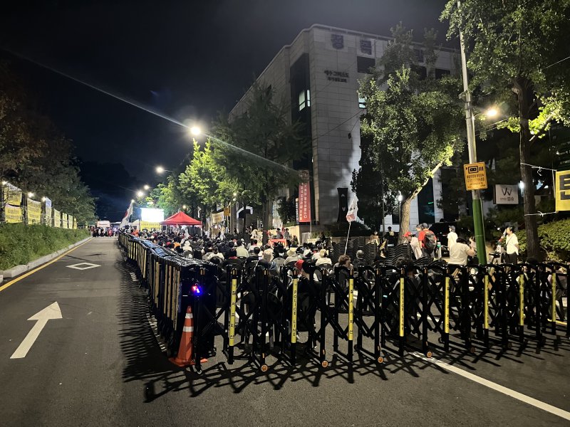 10일 윤석열 전 대통령 지지자들이 서울중앙지법 앞에서 집회를 여는 모습. 2025.7.10/뉴스1 ⓒ News1 김종훈 기자