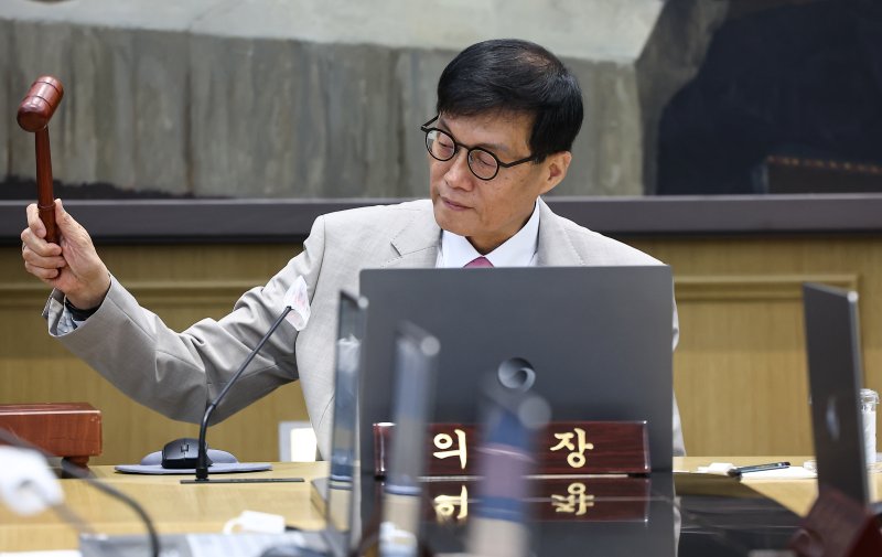 이창용 한국은행 총재가 10일 오전 서울 중구 한국은행에서 열린 바카라사이트 기가바카라사이트 기가위원회 본회의에서 의사봉을 두드리며 개회를 선언하고 있다. 뉴시스