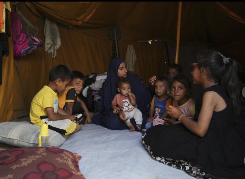 [가자지구=AP/뉴시스] 6월 6일 가자지구 칸 유니스의 한 난민 캠프에 어린이들이 모여 앉아 있다. 2025.07. 10. *재판매 및 DB 금지