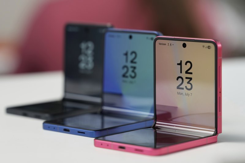 [뉴욕=AP/뉴시스] 9일(현지 시간) 미국 뉴욕 브루클린 듀갈 그린하우스에서 열린 갤럭시 언팩 2025에서 삼성 '갤럭시 Z 플립7'이 공개되고 있다. 2025.07.10.