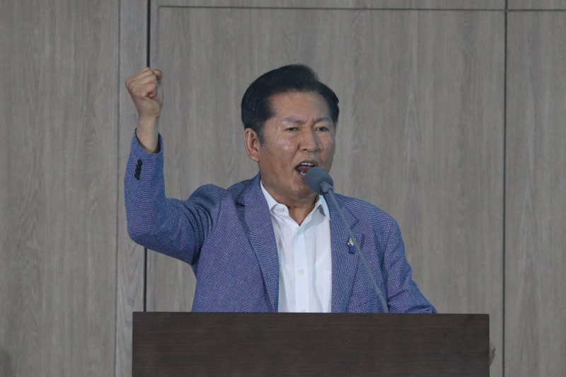 더불어민주당 당권에 도전하는 정청래 의원이 29일 오후 충북 청주시 오송읍 오스코에서 열린 '더민주전국혁신회의 전국대회'에 참석해 정견 발표를 하고 있다. 2025.6.29/뉴스1 ⓒ News1 김용빈 기자