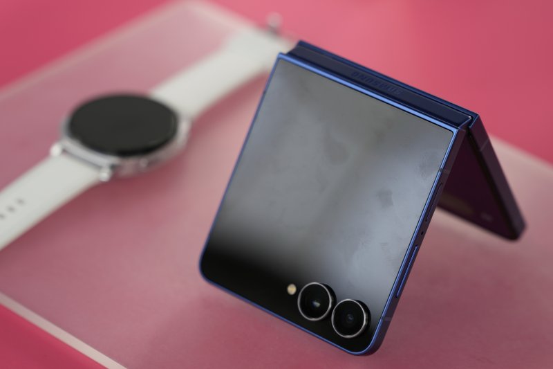 [뉴욕=AP/뉴시스] 지난 7일(현지 시간) 미국 뉴욕에서 열린 삼성전자 프리뷰 행사에서 '갤럭시 Z 플립7'과 '갤럭시 워치 8'이 전시돼 있다. 2025.07.10.