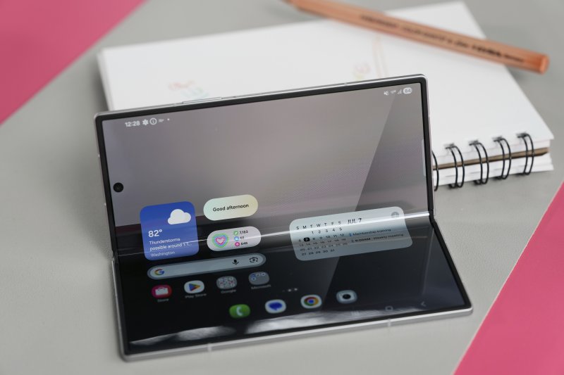 [뉴욕=AP/뉴시스] 9일(현지 시간) 미국 뉴욕 브루클린 듀갈 그린하우스에서 열린 갤럭시 언팩 2025에서 삼성 '갤럭시 Z 폴드7'가 공개되고 있다. 2025.07.10.