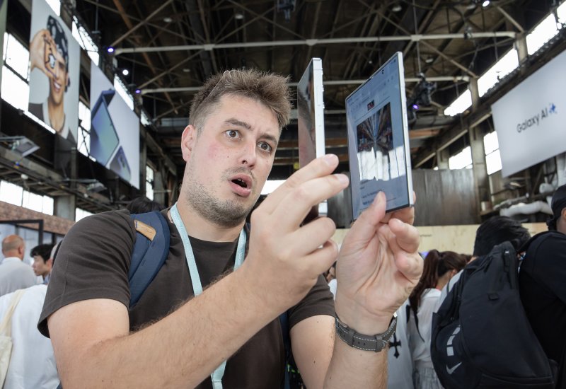 [서울=뉴시스] 9일(현지 시간) 미국 뉴욕 브루클린 듀갈 그린하우스에서 열린 하반기 '갤럭시 언팩 2025'에서 관람객이 갤럭시 Z 폴드 7을 체험하고 있다. 갤럭시 Z 폴드7은 접었을 때 8.9mm, 펼쳤을 때 4.2mm 두께에 215g의 무게로, 역대 갤럭시 Z 폴드 시리즈 중 가장 얇고 가벼운 디자인으로 완성됐다. (사진=삼성전자 제공) 2025.07.10. photo@newsis.com *재판매 및 DB 금지