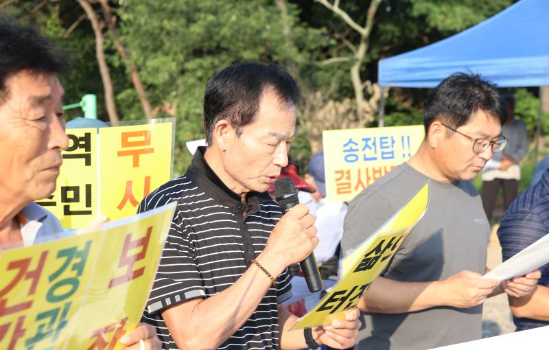 [바카라 룰=뉴시스] 김종효 기자 = 10일 오전 '신정읍~신계룡 345㎸ 송전선로' 건설을 반대하는 전북 정읍 고압송전탑반대시민대책위의 신정읍변전소 착공반대 집회, 대책위 참석자들이 결의문을 낭독하고 있다. 2025.07.10. kjh6685@newsis.com